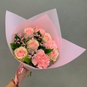 Ramo de rosas rosado suave